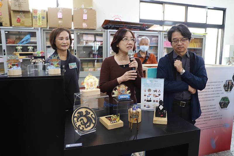 勤益文創學院陳媛珊院長為與會貴賓介紹鐵工藝小品創作。