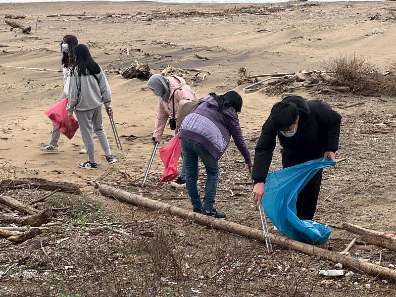 學生投入淨灘行動，協力清理海岸垃圾。