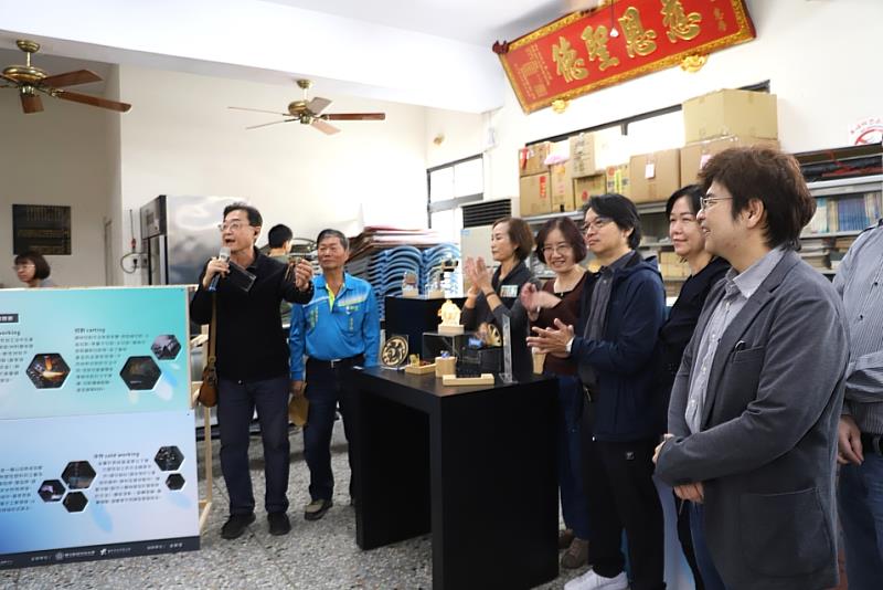 太和宮管理委員會總幹事劉安成（左起）、太和宮管理委員會主任委員陳啟煌為與會貴賓介紹太和宮與勤益的合作及作品未來將量化。