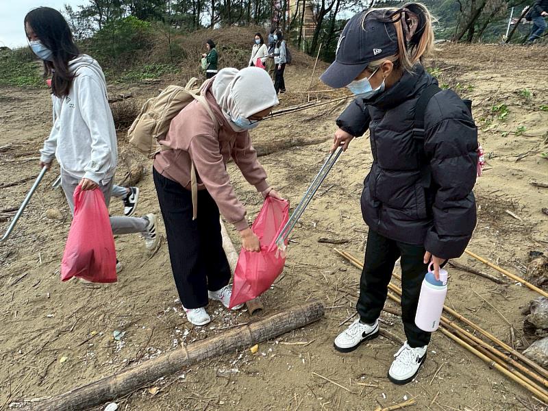 學生在淨灘中體驗永續觀念並學習海洋保育。