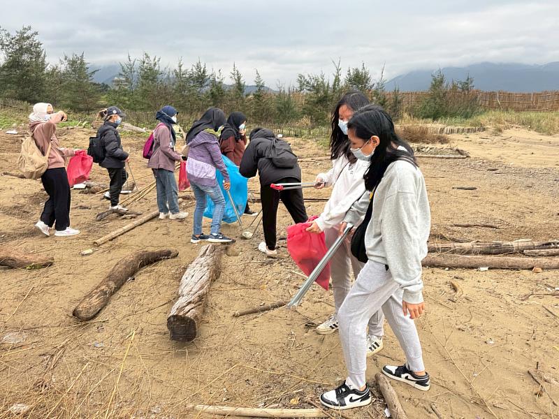 大家分工合作淨灘,沙灘垃圾明顯減少。