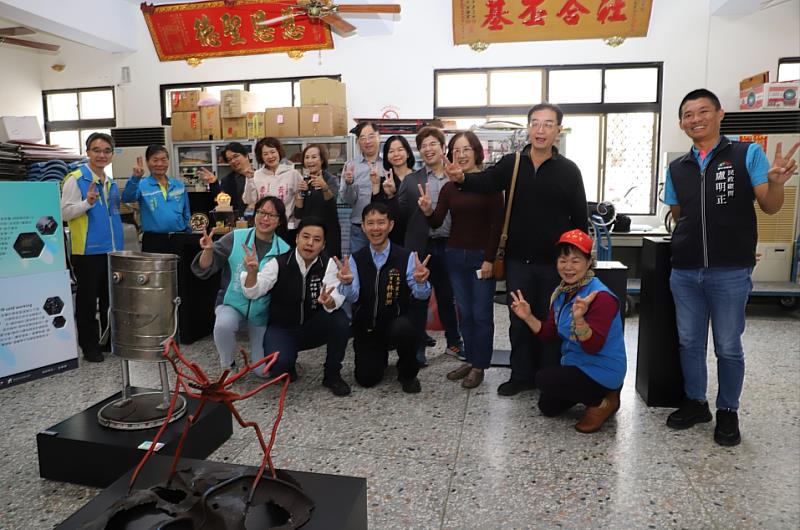 太平太和宮鐵工藝術巡展《綻彩》指導老師們與太和宮參與成員們於開幕大合照。