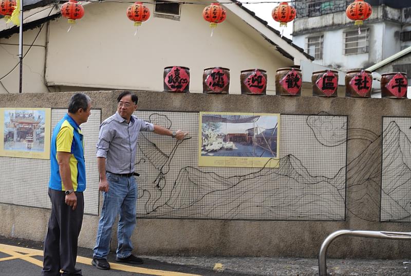 勤益 景觀系廖明成老師介紹社區牆面的鐵工藝術創作。