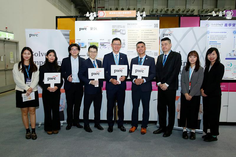 資誠聯合會計師事務所所長暨執行長徐聖忠(右5)、資誠聯合會計師事務所審計服務營運長林永智(右4)、資誠聯合會計師事務所生醫產業協同主持會計師林冠宏(右3)及資誠生醫產業團隊於第9屆台灣醫療科技展之資誠攤位合影。