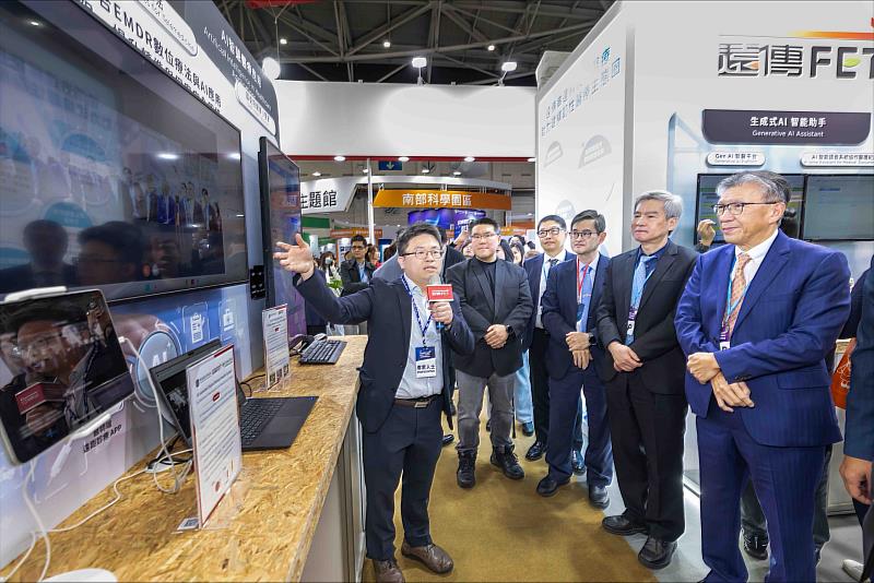 右起：北醫董事長陳瑞杰、國衛院長司徒惠康、亞東副院長張至宏、遠傳企客執副曾詩淵、遠傳資訊長胡德民、國衛院副研究員林彥鋒。