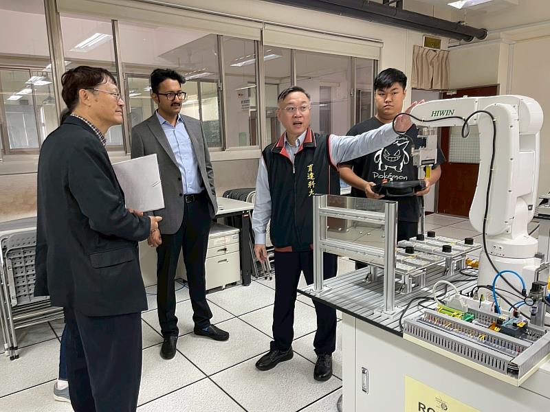 印度清奈JNN工程學院副主席及國際長參訪育達科大智慧機電系。