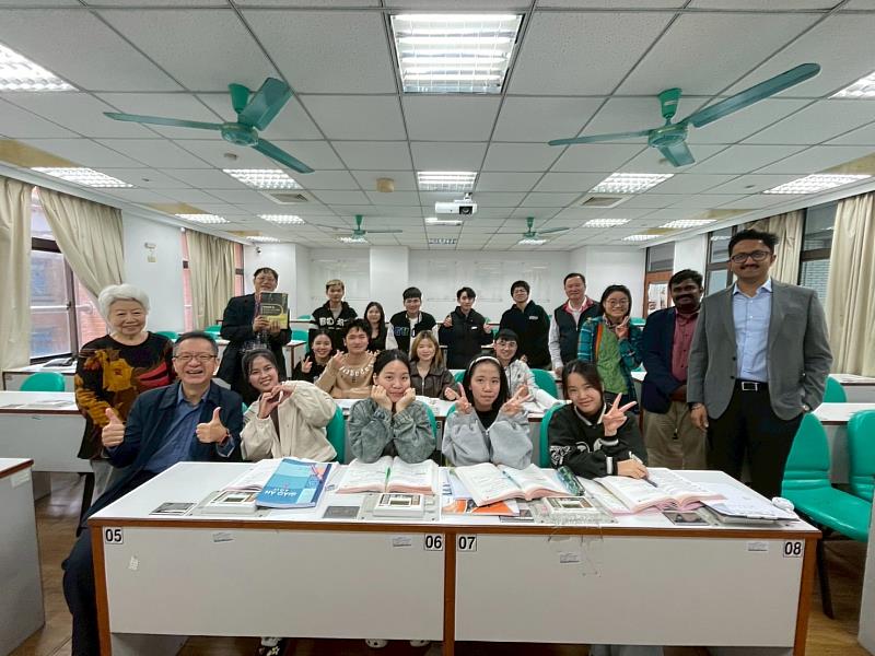 印度清奈JNN工程學院（J.N.N Institute of Engineering）副主席Mr. Naveen Jayachandran及國際長Dr. K. Barathi蒞校參訪，與國際學生合影。