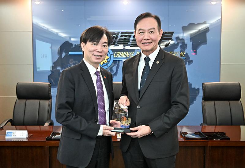 台灣大哥大資訊長蔡祈岩（左1）代表出席簽署MOU時表示，台灣大運用AI與大數據反守為攻，推出「反詐戰警」服務守護全民資訊安全。（圖右為內政部警政署刑事警察局長周幼偉）
