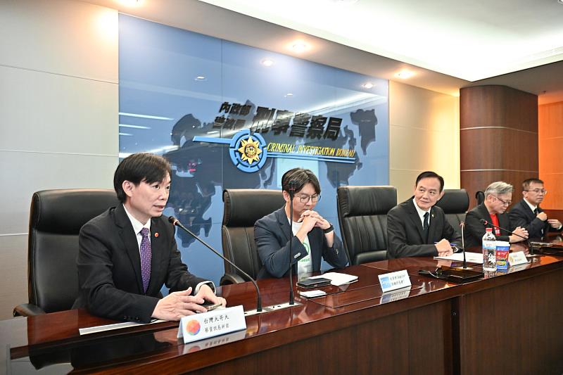 為使全民防詐警示能更即時、準確，台灣大哥大加入「反詐情資共享聯盟」，公私協力降低詐騙受害風險。（圖左1為台灣大哥大資訊長蔡祈岩）