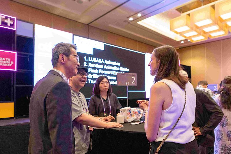 產業人士在午宴現場交流熱絡。