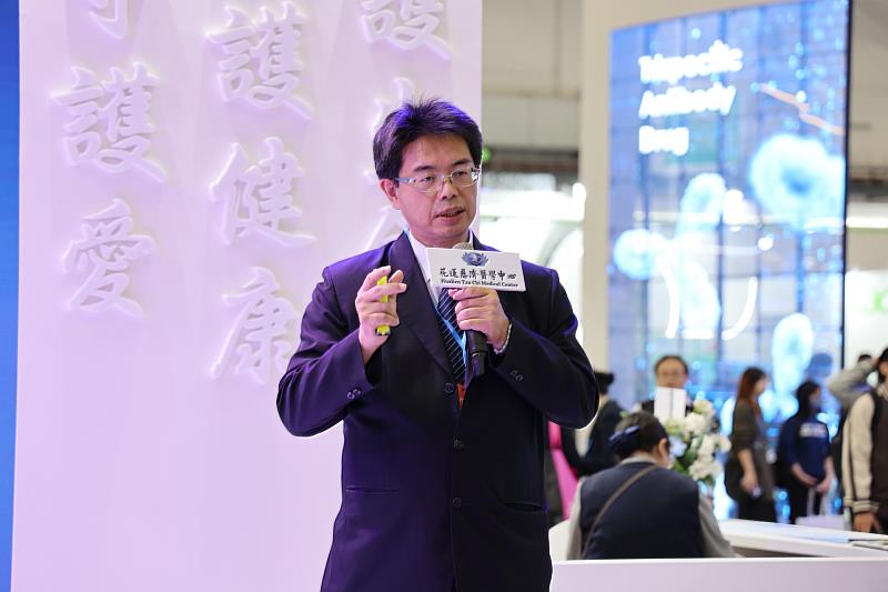 花蓮慈院副院長何宗融在2025台灣醫療科技展上分享「中西醫AI精準醫療-醫王一號」。