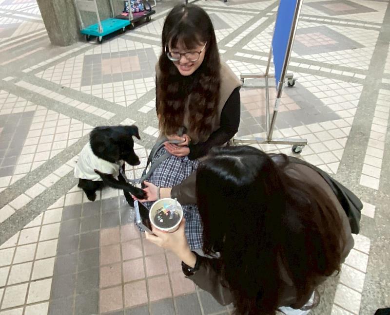 心輔犬協會夥伴偕同汪老師-喜糖與元培同學演練跨越言語的交流。