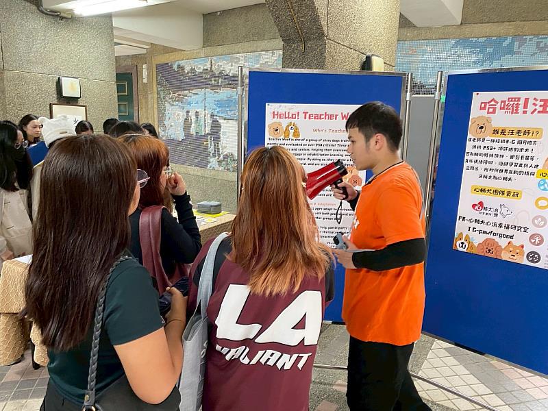 元培國際身心障礙日活動考量校內外籍生語言差異性設計雙語海報並邀請志工協助翻譯。