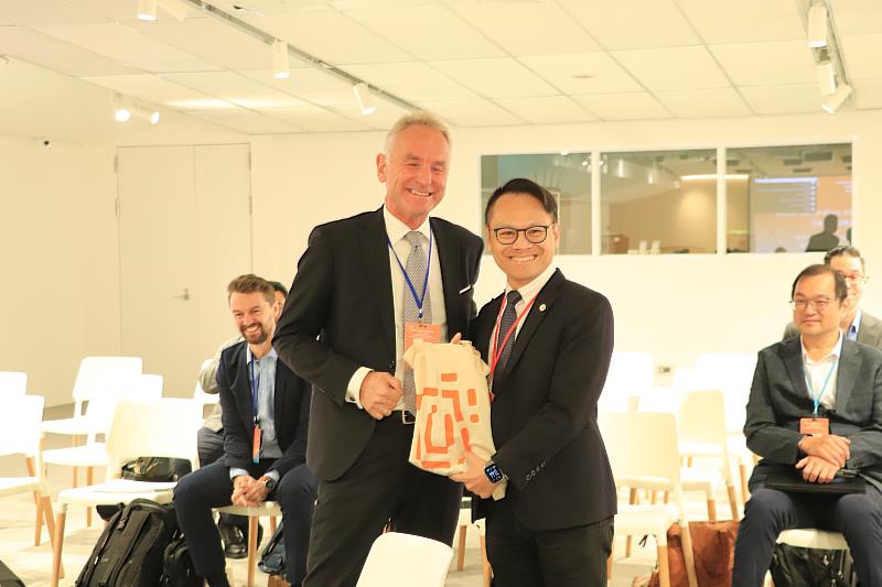 德國THWS與高科大有長期的夥伴關係，高科大副校長兼永續長郭俊賢（右）也連續2年與THWS合作永續議題之會議，再次於台灣合體倍感親切，THWS教授Ulrich Müller-Steinfahrt（左）特地準備紀念品致贈郭俊賢副校長。