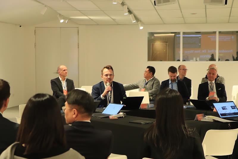 德國THWS校長Jean Meyer指出，大學無論從教育培育永續人才、以研究帶動社會轉型，到以校園永續治理作為示範，都是永續創新的重要場域。為了讓臺德雙方的討論不受語言隔閡影響，高科大永續處導入微軟 Copilot 翻譯系統進行同步翻譯，讓交流順暢無礙。