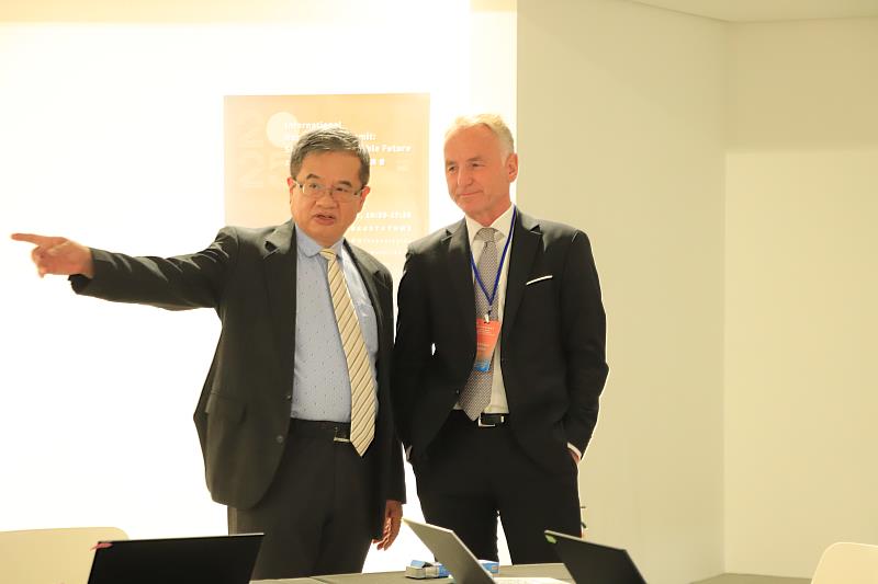 延續2024年永續月的活動，國立高雄科技大學永續處今（4）日與德國福茲堡應用科技大學（THWS）共同舉辦「2025 國際永續圓桌高峰會」，作為高科大8週年校慶的首場國際活動。圖為高科大校長楊慶煜（左）與福茲堡應用科大教授Ulrich Müller-Steinfahrt（右）交流。