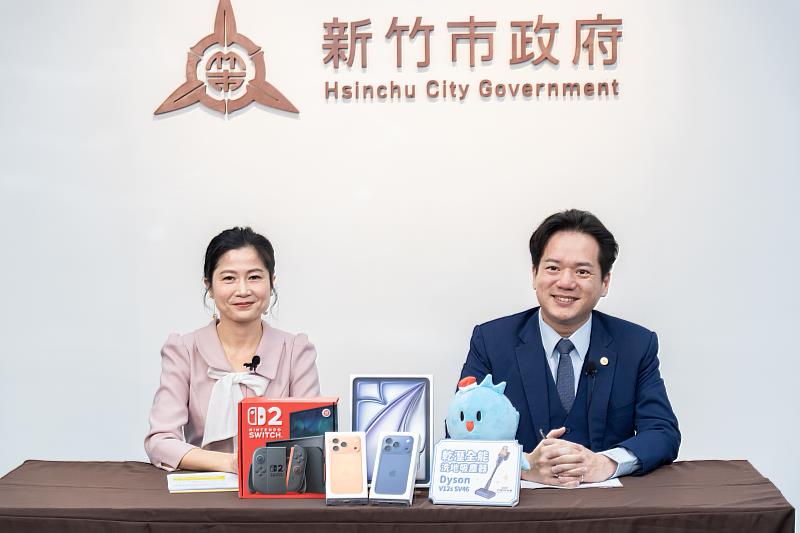 「2025竹風好市集×商圈聯合抽獎」登場，邱臣遠代理市長抽出得獎幸運兒。