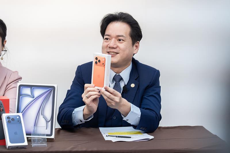 「2025竹風好市集×商圈聯合抽獎」登場，邱臣遠代理市長抽出得獎幸運兒。