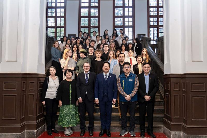 新竹女中與德國GBG高中拜會竹市府合影。