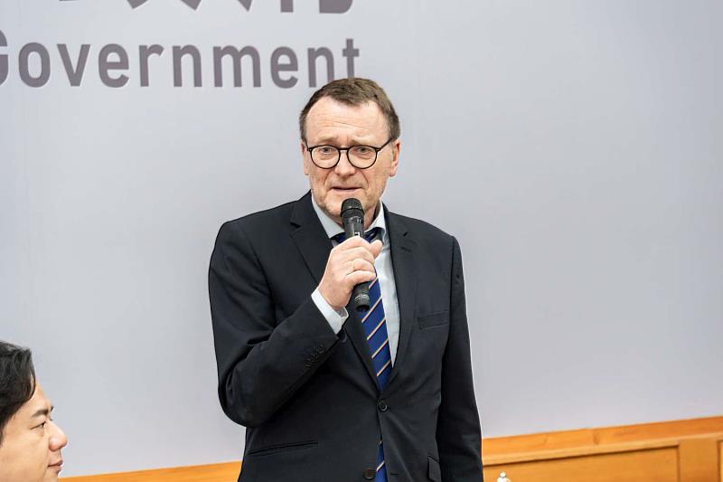 德國GBG高中校長Stephan Döring（史岱分．都林）致詞。