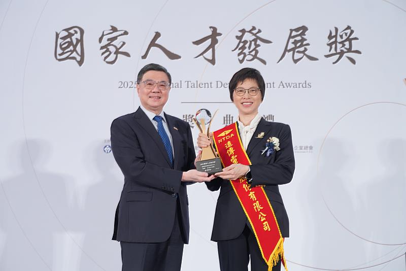 「國家人才發展獎」頒獎典禮於今(4)日隆重舉行,由行政院長卓榮泰親自頒發表揚,遠傳人資長林淑鈴(右)代表出席並領獎。