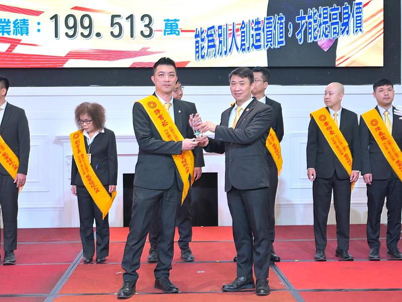 許育菘團隊善用永慶加盟四品牌聯賣制度，服務足跡拓展至全台各地，透過高效合作創造佳績。圖片來源：永慶房產集團