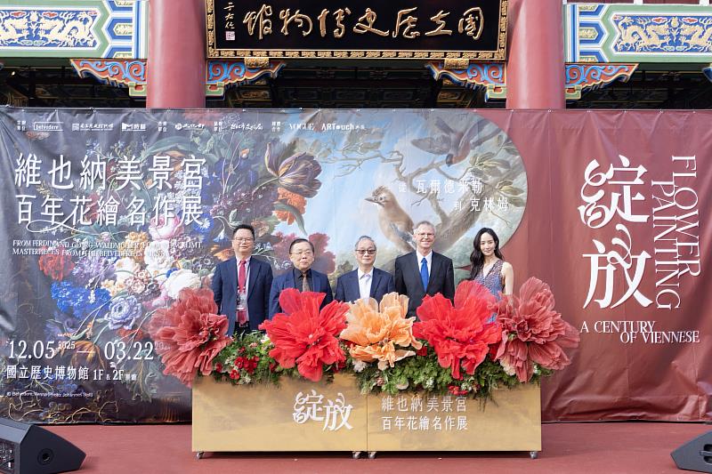 《綻放 維也納美景宮百年花繪名作展-從瓦爾德米勒到克林姆》明(5)日起在國立歷史博物館展出,文化部長李遠(中)、奧地利美景宮美術館策展人Franz Smola(右2)、史博館長洪世佑(左2)、時藝多媒體董事長黃文德(左1)、語音導覽獻聲人張鈞甯(右1)等,邀請民眾前來欣賞18至20世紀歐洲花卉藝術的繽紛風貌。