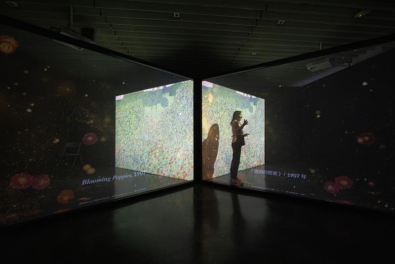 《綻放 維也納美景宮百年花繪名作展-從瓦爾德米勒到克林姆》特別規劃沉浸式空間「克林姆花園」,以數位投影科技重新詮釋克林姆(Gustav Klimt)筆下的金色花園,讓觀眾感受繁花盛開的藝術篇章。