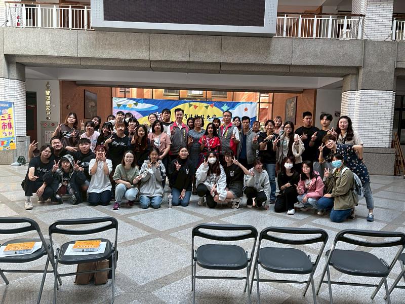 育達科大實踐綠色行動「永續樂活二手市集」，掀起校園環保熱潮，與會師長及學生幹部大合照。
