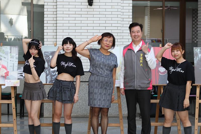 育達科大王育文董事長（右2）、吳菊校長（右3）與熱舞社同學合影。