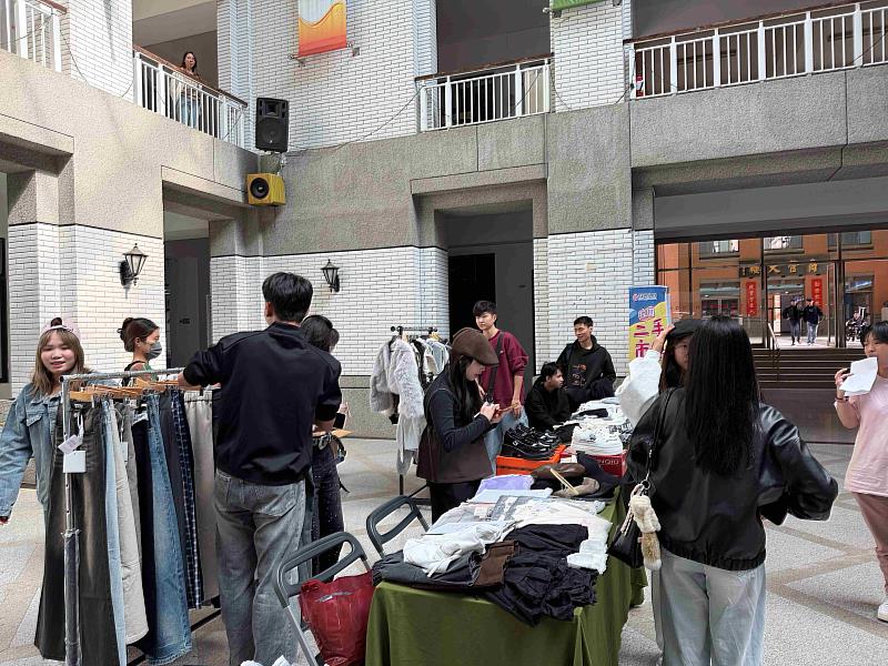 育達科大實踐綠色行動「永續樂活二手市集」，掀起校園環保熱潮。