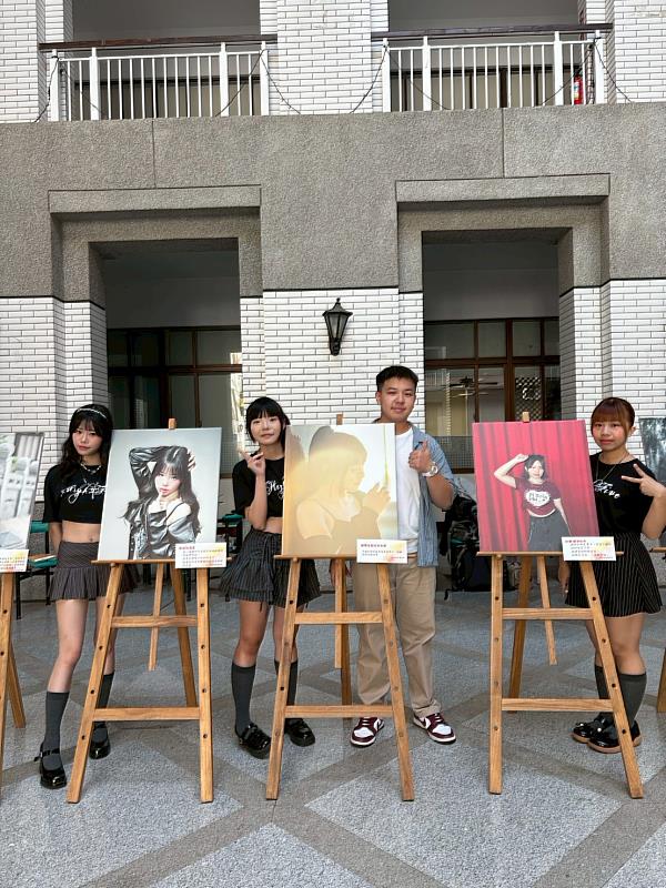 育達科技大學新聞攝影社社長劉旻展同學（右2）與熱舞社同學及拍攝作品合影。