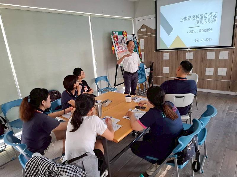 餐旅管理系助理教授吳正雄以自身專業分享餐旅業管理經驗。