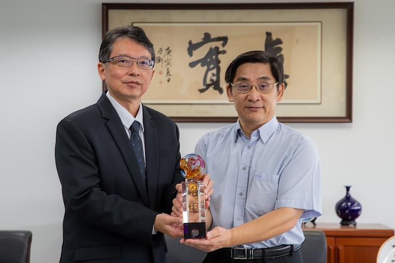 校長張翊峰（左）勉勵執行計畫團隊辛勞。