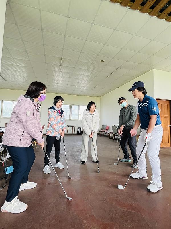 教練帶領師生練習推桿基本動作，體驗高爾夫運動的核心技巧。