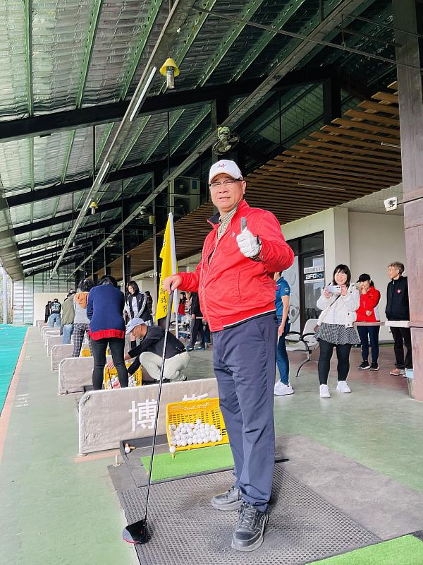 陳文甲副校長參與體適能體驗，展現USR教育以行動支持學生學習的精神。