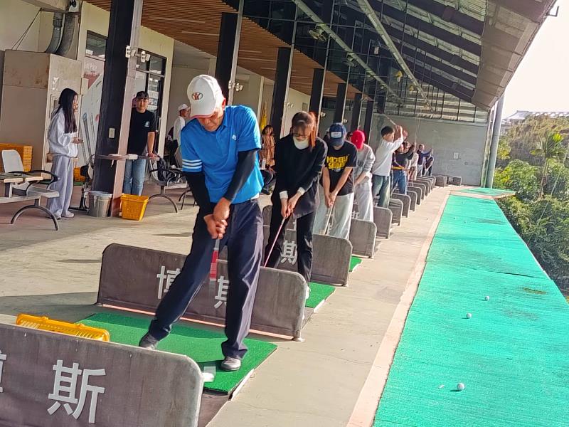 學員們依序練習高爾夫揮桿技巧，在專業導引下培養運動知能與身體協調性。
