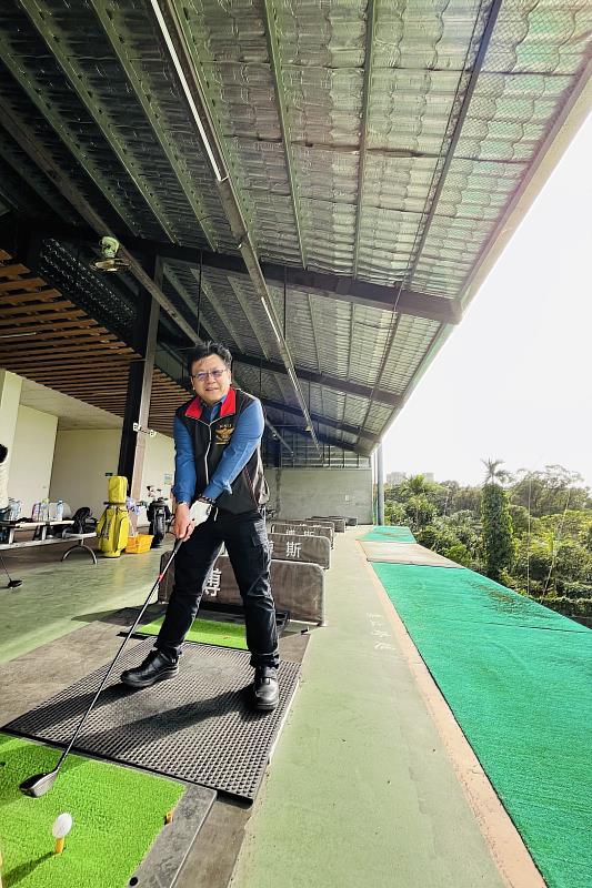 郭鐘達校長示範高爾夫揮桿姿勢，鼓勵學生在運動中建立健康自信。