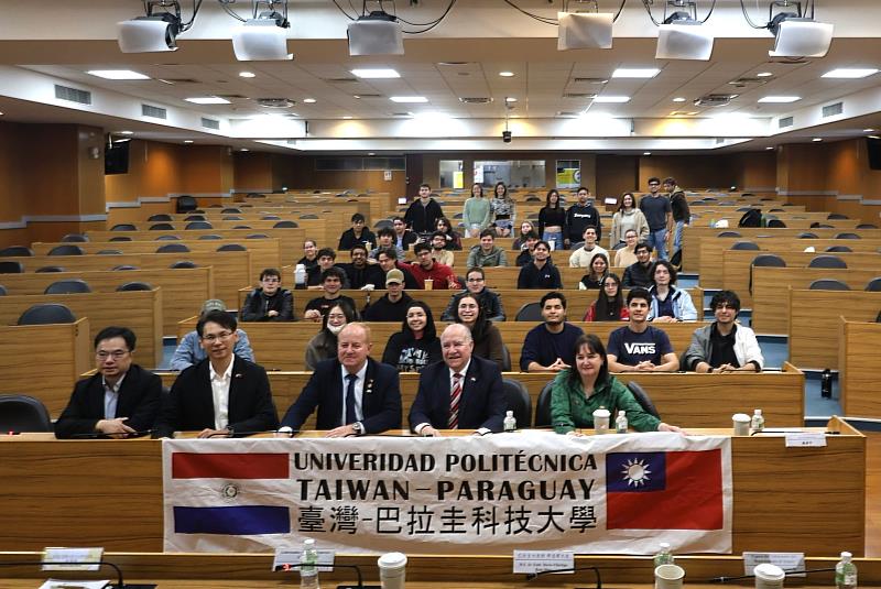 巴拉圭伊泰布(Itapúa)省省長Javier Pereira(前排中)及夫人Nancy Berndt(前排右1)於11月21日蒞臨臺科大,與臺巴科大學生進行座談,聆聽學生分享在臺學習與生活經驗,作為伊泰布省推動設立科技大學時的重要參考。