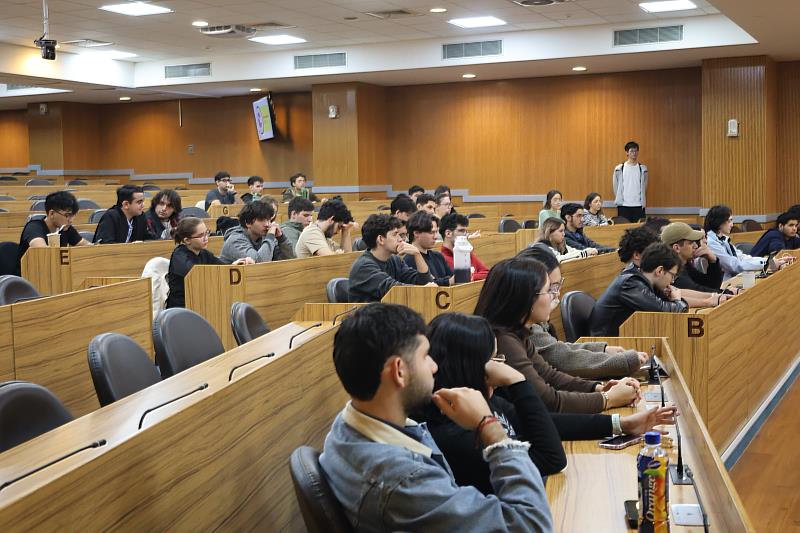 臺巴科大學生專心聆聽座談會,深入了解伊泰布省的教育政策、地方產業發展、基礎建設與人才培育等多個面向。