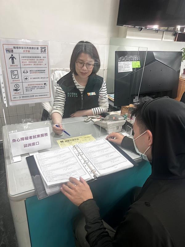 澎湖就業中心提供民眾求職諮詢服務。