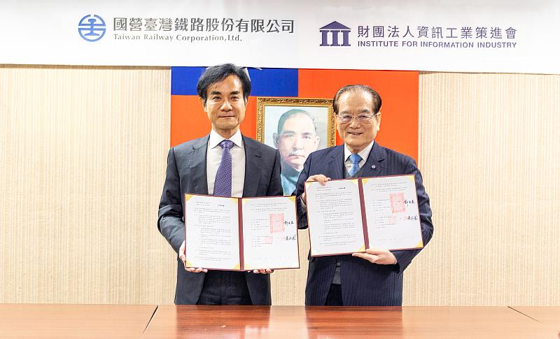 12月3日資策會董事長黃仲銘（左）與臺鐵公司董事長鄭光遠（右）代表雙方正式簽署合作意向書，開啟鐵道事業發展的合作新篇章。
