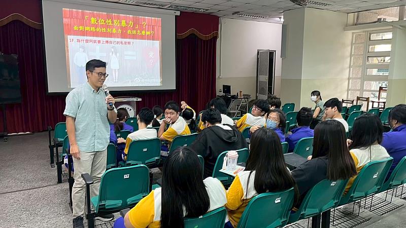 講師結合真實案例，提醒學生了解網路交友可能面臨的危機。
