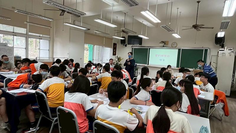 講師引導學生，辨識情感迷思。