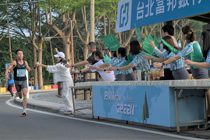 富邦企業志工於田中馬拉松賽事補給站為選手加油，推動運動風氣並響應綠色永續的理念。