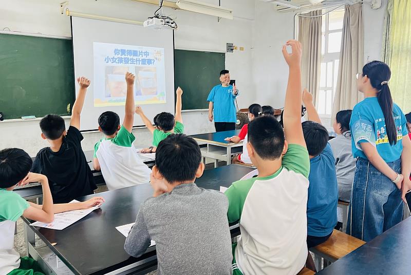 富邦金控依據各學校需求提供客製化金融教育互動課程,學生踴躍舉手參與討論,展現學習熱情與對理財議題的關注。