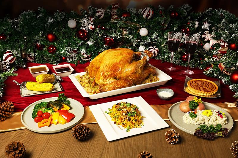 台北六福萬怡酒店The Lounge大廳酒吧同步推出「感恩豐饗 爐烤火雞禮籃」，嚴選6公斤火雞製成，搭配8款豐富配菜，適合6-8人享用。（圖/六福旅遊集團提供）