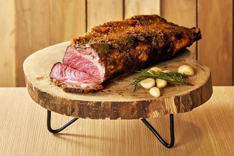 大廳酒吧同步推出平日爐烤牛套餐吃到飽活動，每人899元+10%起。於餐期內均可無限量品嚐套餐所有餐點。（圖/六福旅遊集團提供）