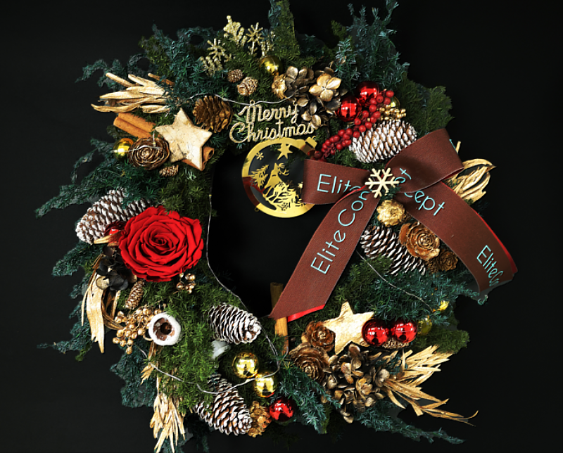 六福旅遊集團旗下的一禮莊園以品牌獨有的優雅調性，推出3款期間限定的聖誕花禮，以細緻手作與層次豐富的節慶色彩，為聖誕佳節注入溫柔氣息。圖為「紅玫聖頌花圈」。（圖/六福旅遊集團提供）