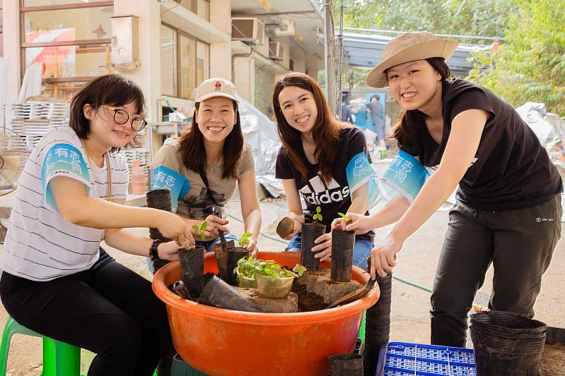 配合富邦「Run For Green™」計畫,志工親手種植原生樹種幼苗,守護在地生態環境。